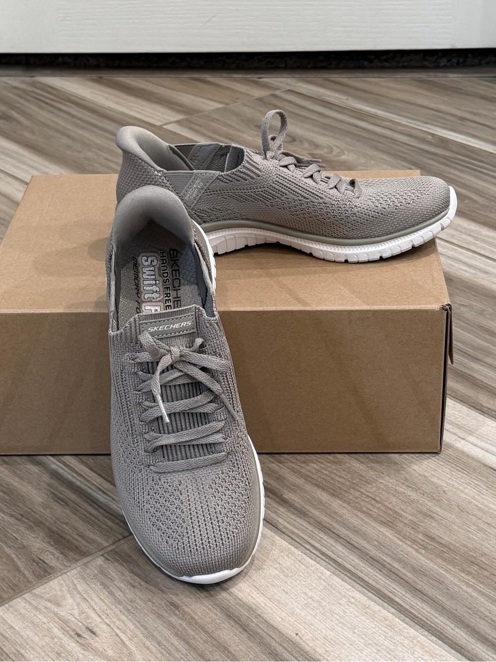 Women’s Skechers Slip-ins Virtue Sneakers Size 6